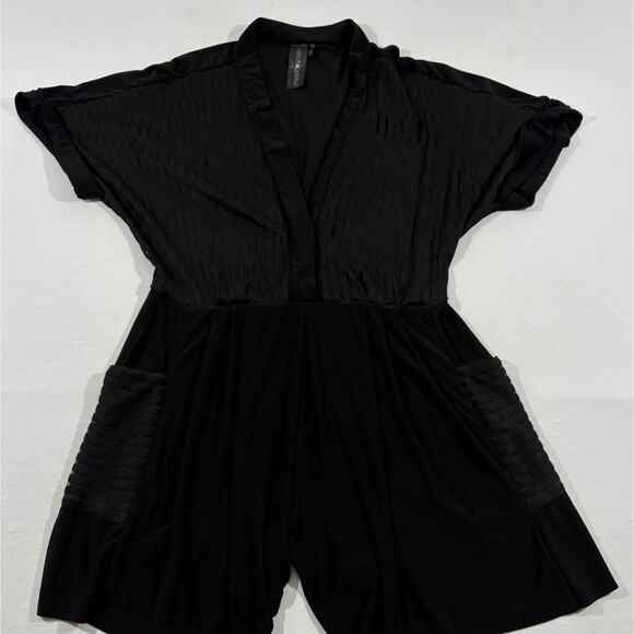 HOLES NORMA KAMALI Womens Deep V Neck Black Geralyn Poly Romper Jumpshorts Sz M - Picture 3 of 14